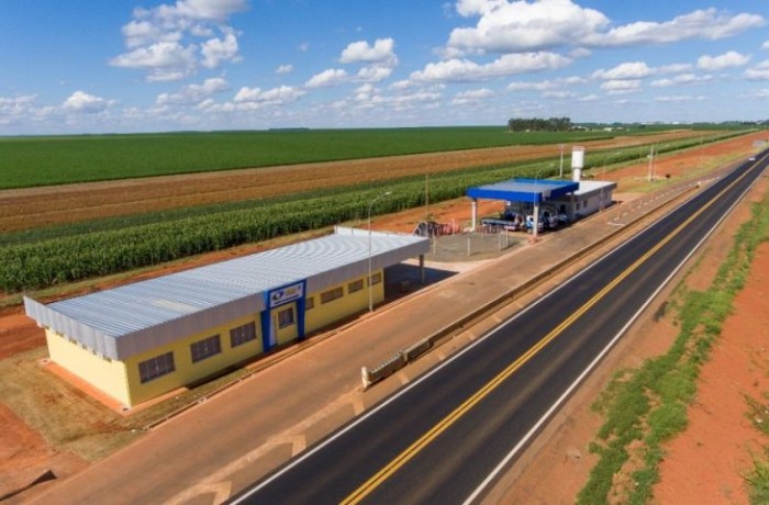 Caminhão articulado de mercadorias na rodovia