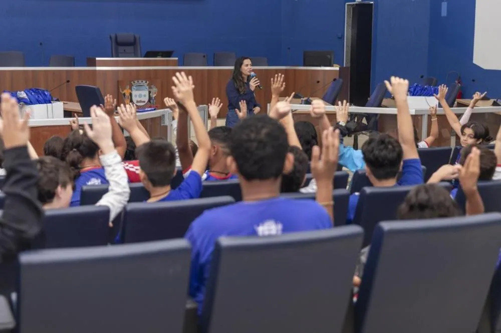 Dia do servidor público é marcado pela energia dos alunos da EM Presidente Medici
